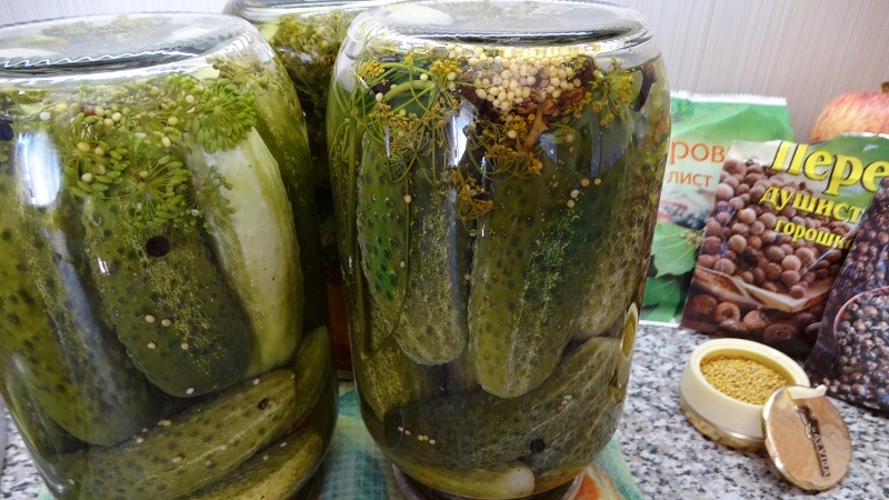 La recette la plus délicieuse pour l'hiver: concombres marinés à la moutarde dans un pot