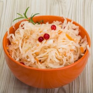 Nous préparons une délicieuse choucroute aux canneberges à la maison