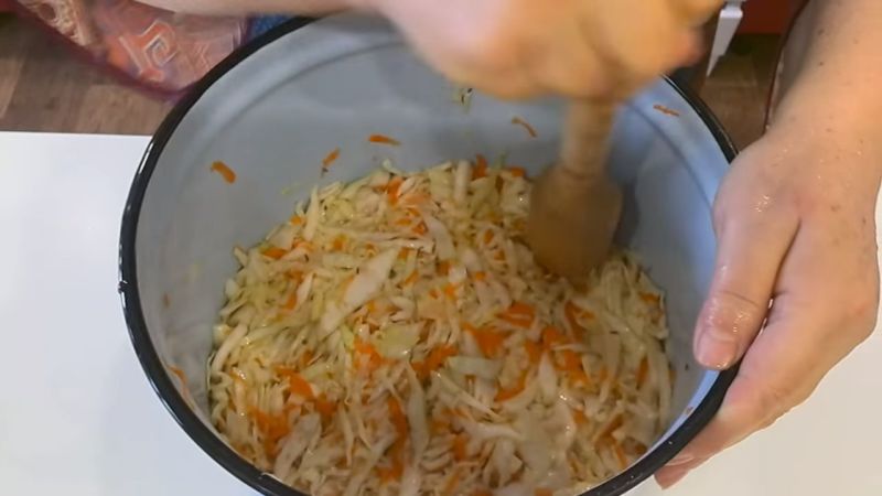 Recettes étape par étape pour l'hiver: comment fermenter correctement le chou dans un seau