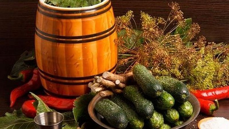 Instructions étape par étape à faire soi-même pour saler les concombres dans un baril