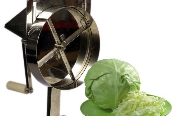 Instructions pour bien saler le chou pour l'hiver dans une casserole avec l'ajout de différents ingrédients