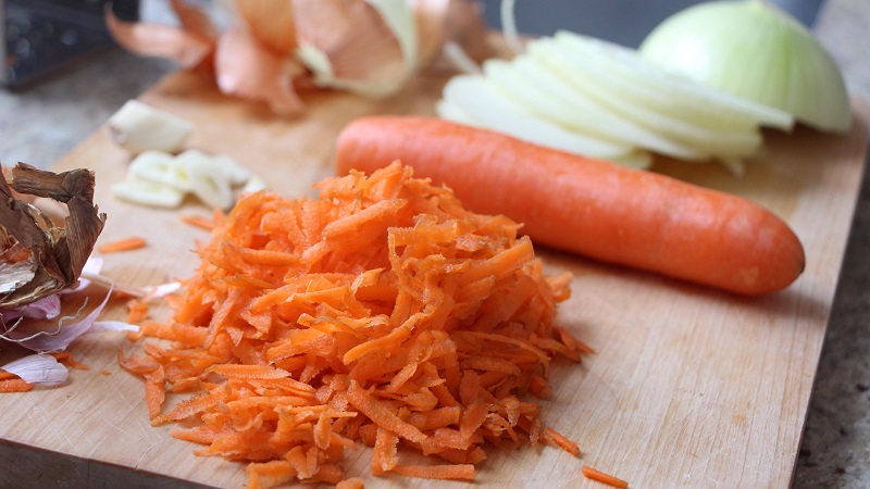 Comment utiliser correctement le jus de carotte pour un rhume: recettes et recommandations