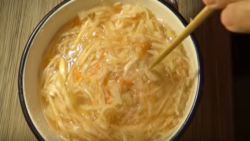 Corriger les lacunes de la préparation: comment éliminer l'amertume de la choucroute et pourquoi elle apparaît