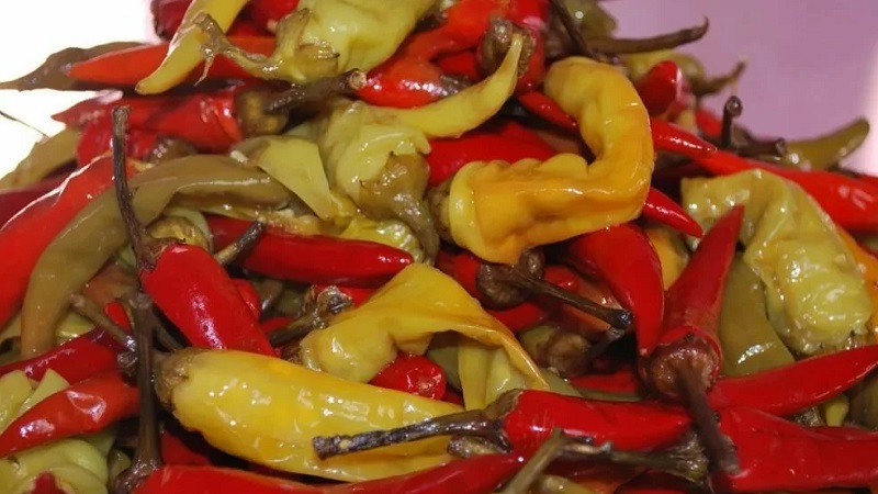 Comment préparer délicieusement le poivre Tsitsak pour l'hiver: les meilleures recettes et recommandations de ménagères expérimentées