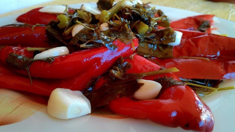 Comment préparer délicieusement le poivre Tsitsak pour l'hiver: les meilleures recettes et recommandations de ménagères expérimentées