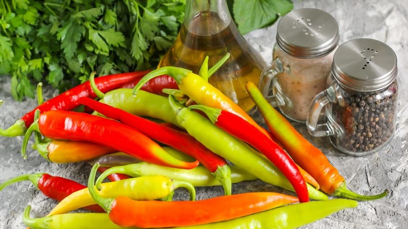 Comment préparer délicieusement le poivre Tsitsak pour l'hiver: les meilleures recettes et recommandations de ménagères expérimentées