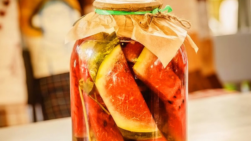 Comment préparer des pastèques salées dans des bocaux sans stérilisation