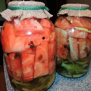 Comment préparer des pastèques salées dans des bocaux sans stérilisation
