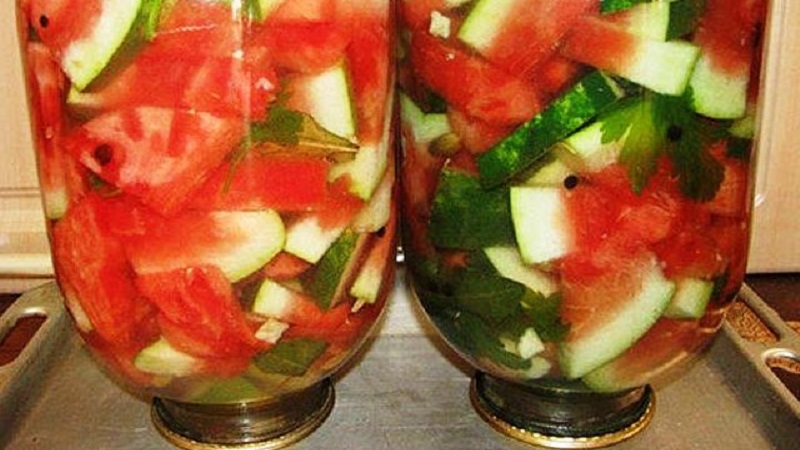 Comment préparer des pastèques salées dans des bocaux sans stérilisation