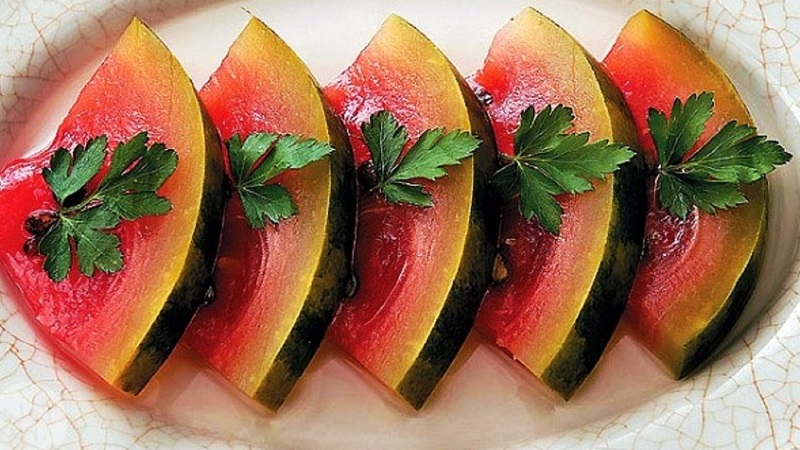 Comment préparer des pastèques salées dans des bocaux sans stérilisation