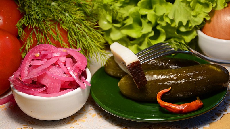 Les recettes les plus délicieuses: comment mariner des oignons dans du vinaigre