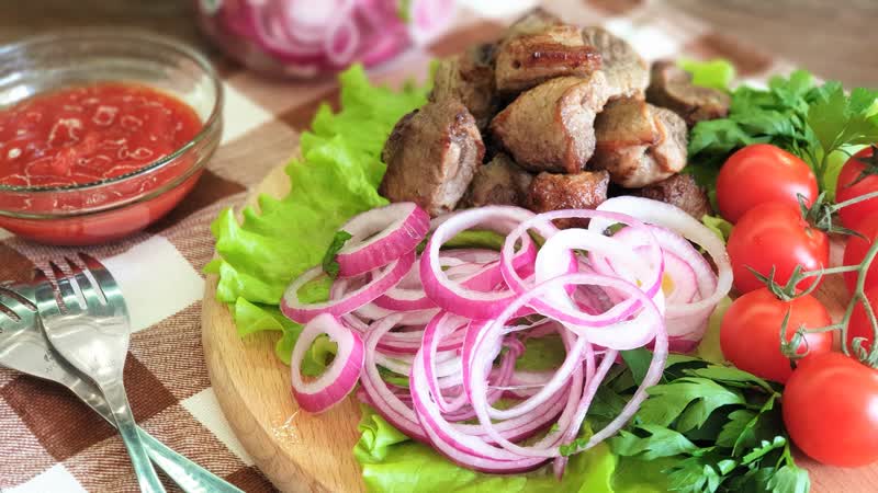Les recettes les plus délicieuses: comment mariner des oignons dans du vinaigre