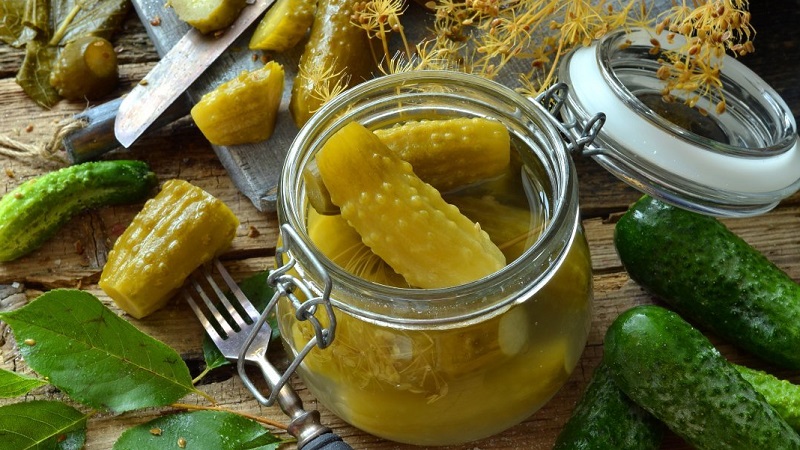 De délicieuses recettes pour l'hiver: des concombres marinés froids en pots