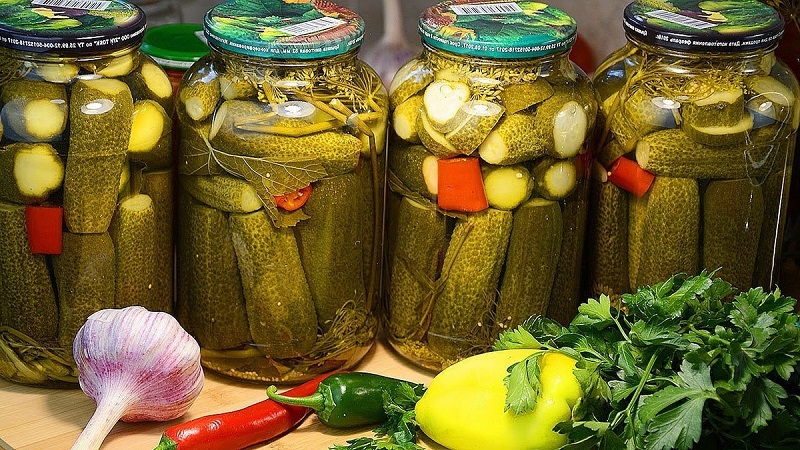 De délicieuses recettes pour l'hiver: des concombres marinés froids en pots