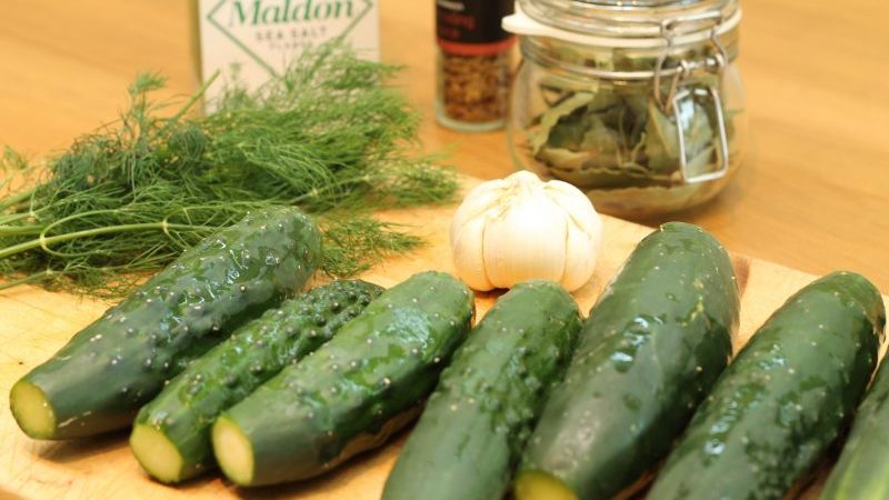 Délicieux concombres croustillants légèrement salés pour l'hiver: recettes sans stérilisation pour 1 litre