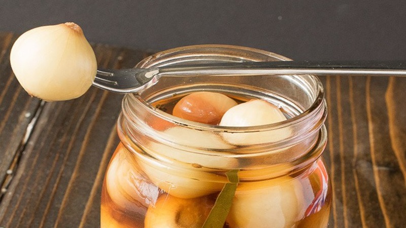 De délicieuses recettes pour l'hiver: des oignons marinés sans stérilisation