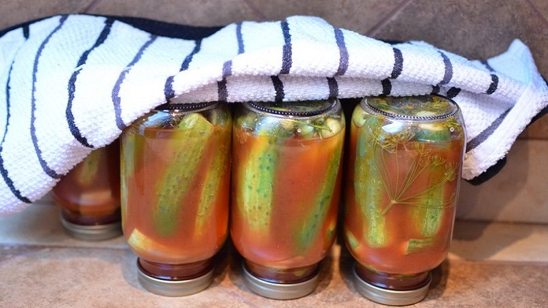 Super recettes de concombres pour l'hiver avec du ketchup au chili en pots d'un litre