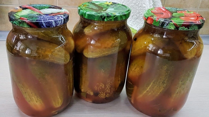 Super recettes de concombres pour l'hiver avec du ketchup au chili en pots d'un litre