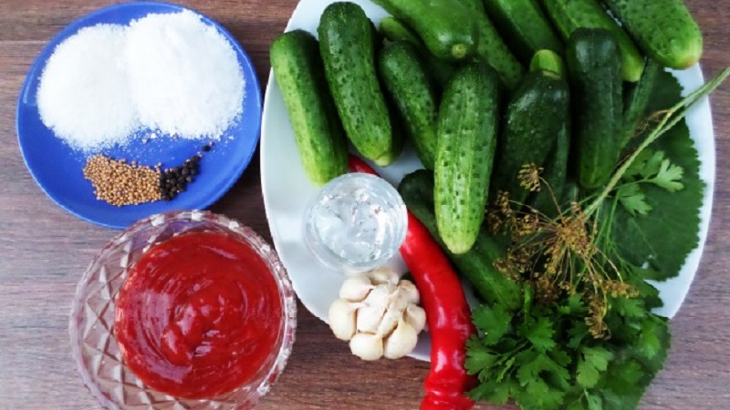 Super recettes de concombres pour l'hiver avec du ketchup au chili en pots d'un litre