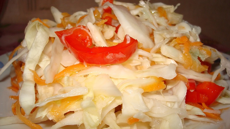 Instructions étape par étape sur la façon de mariner correctement le chou avec des piments forts: variations de recette