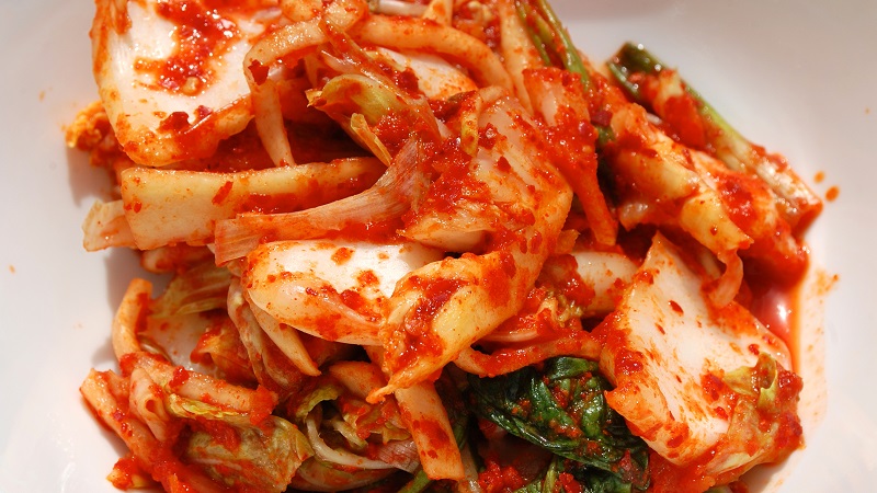 Instructions étape par étape sur la façon de mariner correctement le chou avec des piments forts: variations de recette