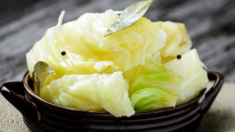 Instructions étape par étape sur la façon de mariner correctement le chou avec des piments forts: variations de recette