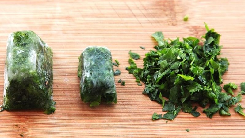 Comment bien congeler le basilic pour l'hiver: une sélection des meilleures façons