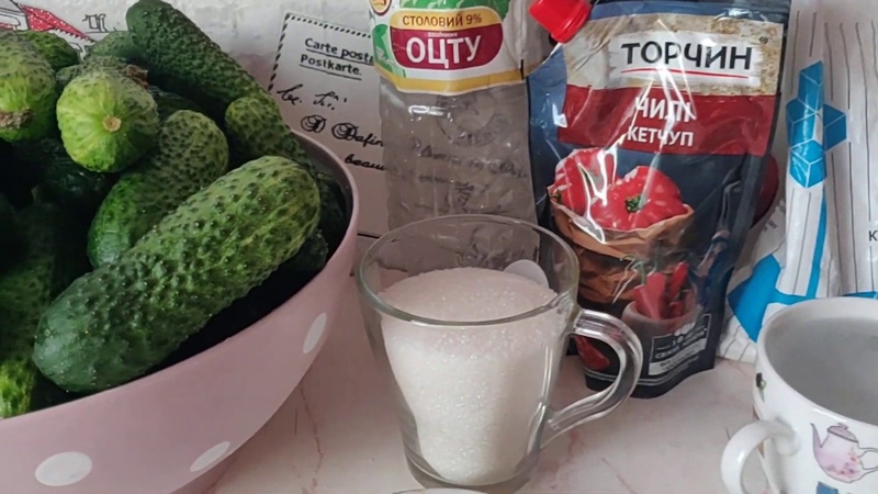 Un moyen facile de préparer des concombres au chili ketchup sans stérilisation