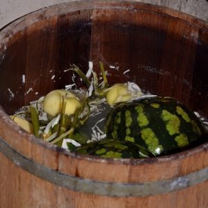 La recette classique des pastèques trempées dans un tonneau à la maison et diverses options d'additifs