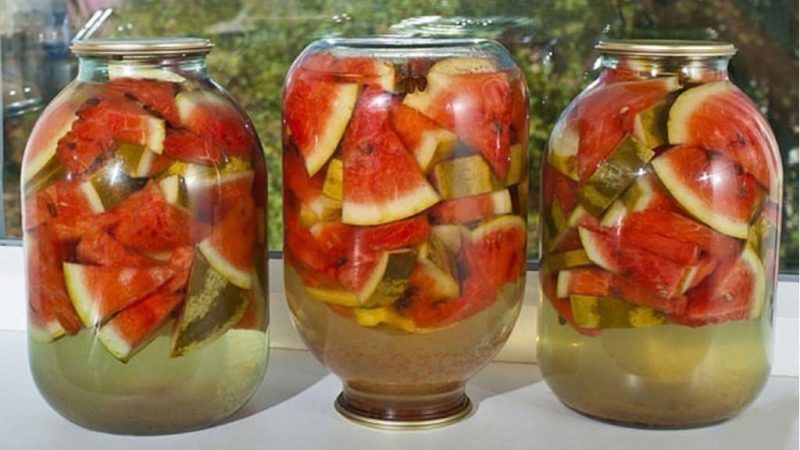 De délicieuses recettes de pastèque trempée: dans un pot, un pot et un tonneau