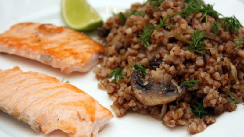 Nous composons le menu avec sagesse: qu'est-ce que le sarrasin combiné à une bonne nutrition