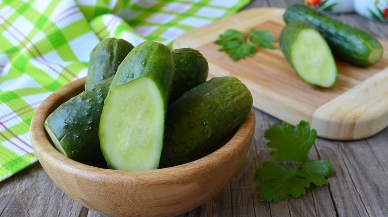 Des moyens simples et savoureux de sécher les concombres de cornichons dans un pot, un sac et un tonneau