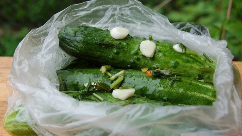 Des moyens simples et savoureux de sécher les concombres de cornichons dans un pot, un sac et un tonneau