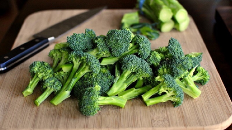 De délicieuses recettes pour faire du brocoli mariné pour l'hiver par des ménagères expérimentées
