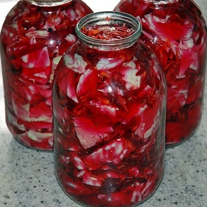 Nous préparons la choucroute sous un couvercle en fer selon les meilleures recettes