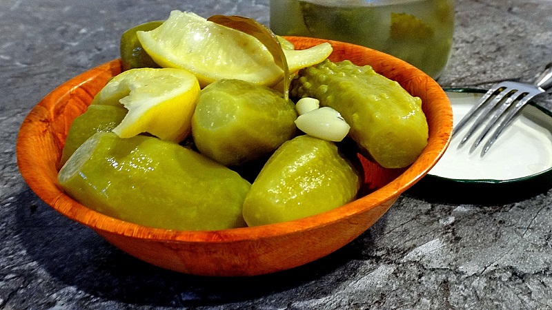 Recettes de délicieuses préparations de concombres au citron pour l'hiver en pots d'un litre