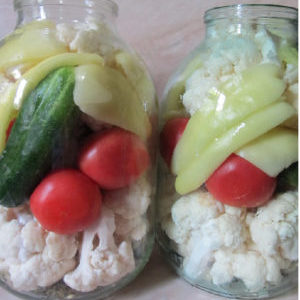 Les recettes assorties les plus délicieuses avec du chou-fleur, des concombres et des tomates pour l'hiver