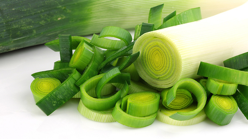 Teneur en calories et valeur nutritionnelle des oignons: frais, bouillis, frits