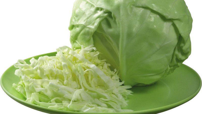 Comment saler le chou pour qu'il soit croustillant: recettes dans des bocaux et une casserole