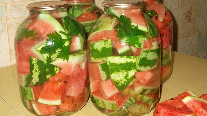 Comme c'est facile et délicieux de préparer des pastèques marinées pour l'hiver dans des bocaux sans stérilisation