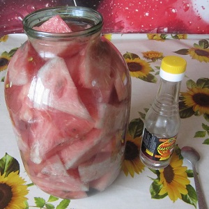 Comme c'est facile et délicieux de préparer des pastèques marinées pour l'hiver dans des bocaux sans stérilisation