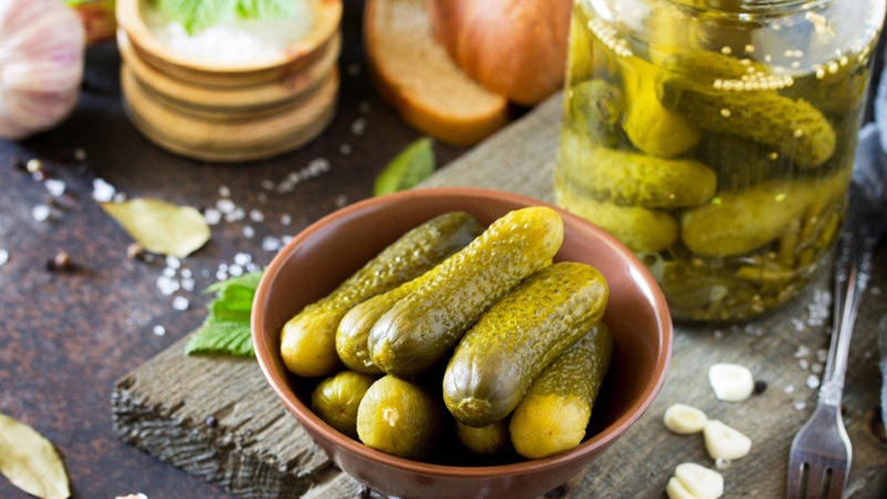 Recette pour une délicieuse collation hivernale: concombres marinés croustillants à la vodka