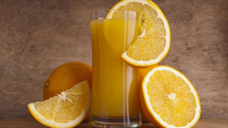 Puis-je boire du jus d'orange à jeun: les avantages et les inconvénients des agrumes fraîchement pressés