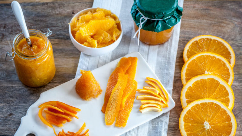 Les avantages et les inconvénients des écorces d'orange, les règles de leur préparation, stockage et utilisation