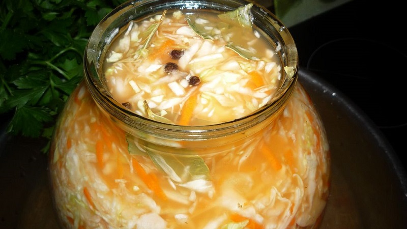 Les recettes les plus simples et les plus délicieuses de chou croustillant salé en saumure pour l'hiver