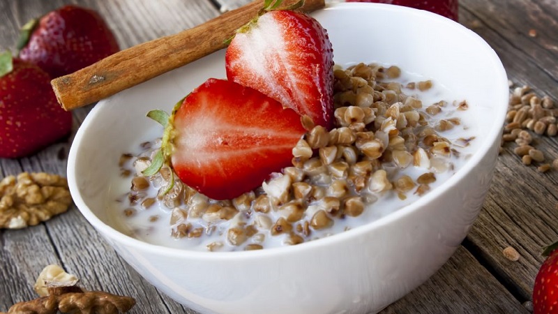 Est-il possible de manger du sarrasin avec du lait: quels sont les avantages et les inconvénients d'une telle combinaison