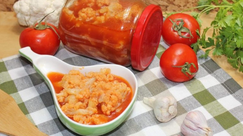 Comment préparer le chou-fleur dans du jus de tomate pour l'hiver: recettes