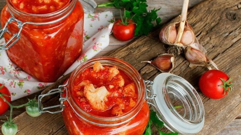 Comment préparer le chou-fleur dans du jus de tomate pour l'hiver: recettes
