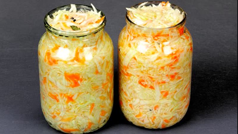 Comment faire cuire rapidement du chou à l'ail dans de la saumure chaude