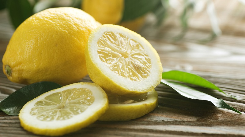 Qui est montré et comment le citron est-il utile pour le corps d'une femme